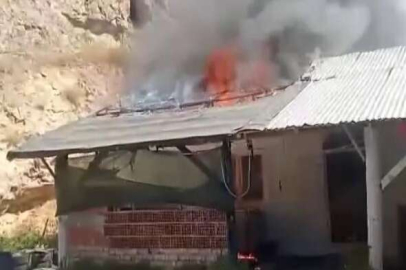 Buzdolabı bomba gibi patladı, ev yandı