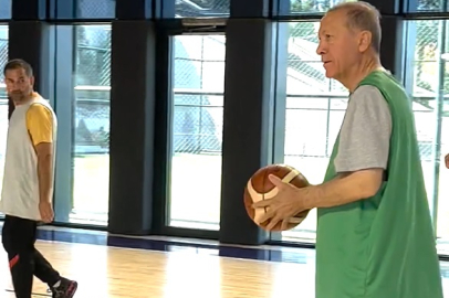 Reis yeni formasıyla basketbol maçında!