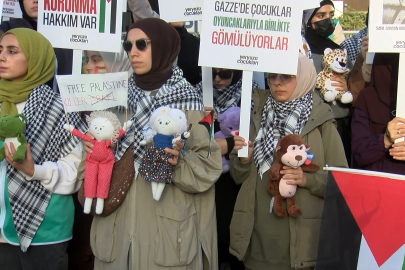 İsrail Başkonsolosluğu önünde oyuncaklı protesto