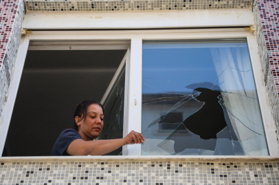  Tahliye etmek istediği kiracısının camlarını kırdı