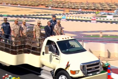 Sisi, Süveyş'teki tümeni denetledi