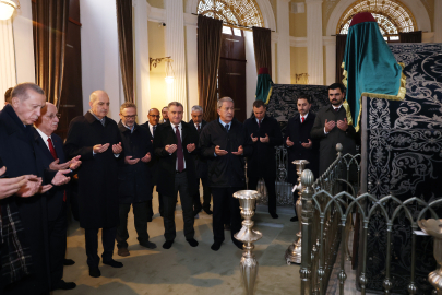Ulu Hakan'ın türbesini ziyaret etti