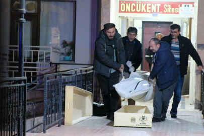 Evinde dünyaya getirdiği bebeğiyle ölü bulundu