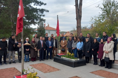 Şehit Aybüke öğretmenin kabrine karanfil...