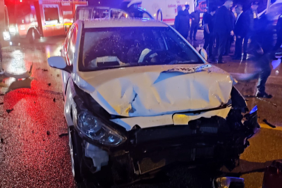 Hafif ticari araç ile otomobil çarpıştı: 7 yaralı