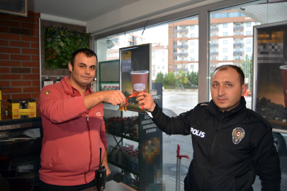 Yolda bulduğu altınları polise teslim etti