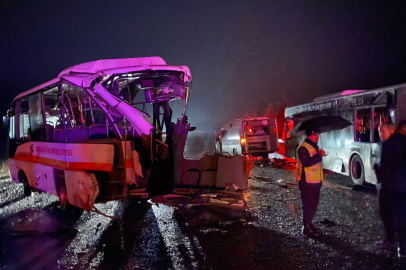 Otobüslerle karavan çarpıştı: 2’si ağır 14 yaralı