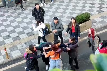 Liseli kızlar, cadde ortasında kavga etti