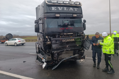 TIR, 2 otomobile çarptı: 3'ü çocuk 7 yaralı