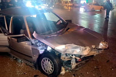 2 otomobil çarpıştı: 9 yaralı