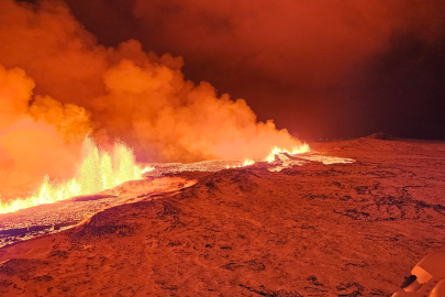 İzlanda’da yanardağ patlaması