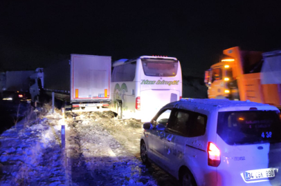 Otobüs ile 2 TIR çarpıştı: 8 yaralı