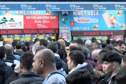 Eminönü'nde yılbaşı bileti kuyruğu!
