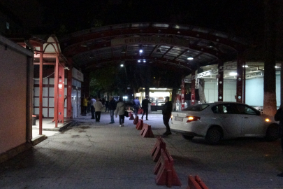 Husumetlileri önce sokakta sonra hastanede bıçakladı