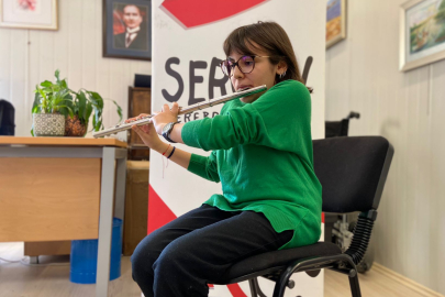 Serebral palsili Sude, müzikle hayata bağlandı