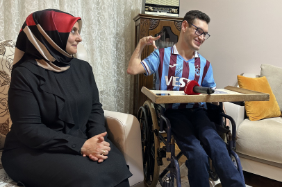 Engelleri aştı, 3 yılda tek parmakla kitap yazdı