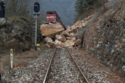 Demiryolunda heyelan: Yük treni raydan çıktı