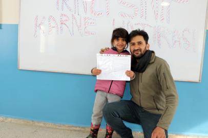 2 derslikli okulun tek öğrencisi Hasret'in karne sevinci