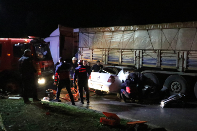 Otomobil TIR’ın altına girdi: 3 ölü, 2 yaralı