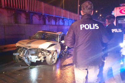 Otomobil yol ayrımındaki bariyere çarptı: 2 ölü, 1 yaralı
