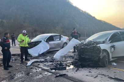 Otomobiller kafa kafaya çarpıştı: 1 ölü, 1 ağır yaralı