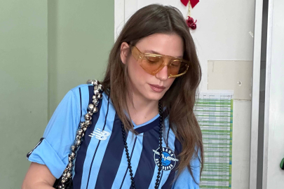Serenay, oy kullanmaya Adana Demirspor formasıyla geldi