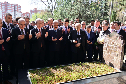 Bahçeli'den Türkeş'in mezarına ziyaret