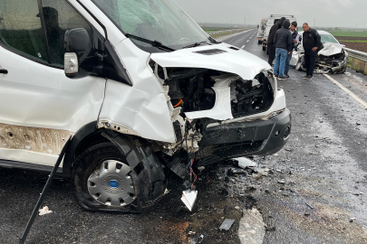Otomobille minibüs kafa kafaya çarpıştı: 3 ölü, 5 yaralı
