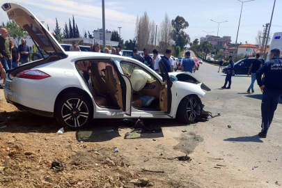 Servis midibüsü ile otomobil çarpıştı: 29 yaralı