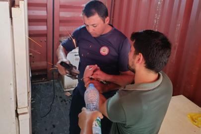 Yolda bulup bileğine taktığı kelepçeyi itfaiye çıkardı