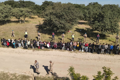 69 kaçak göçmen, 1 organizatör ve 1 terör şüphelisi yakalandı