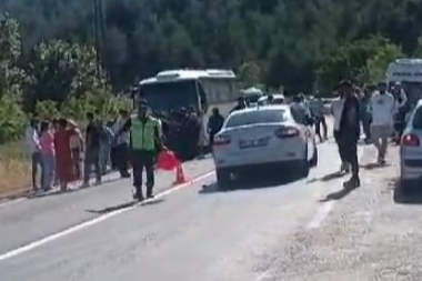 Otomobille çarpıştı, otobüsün altında kaldı