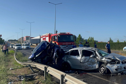 İki otomobil kafa kafaya çarpıştı: 6 yaralı