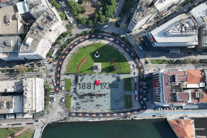 İzmir Ata’sına 350 metrelik posterle yürüdü