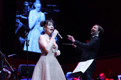 Şevval Sam hem söyledi, hem yönetti