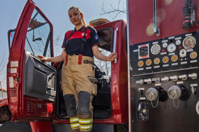 Alevlere meydan okuyan kadın...