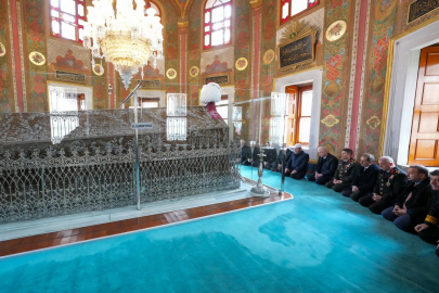 Fatih Sultan Mehmet kabri başında anıldı